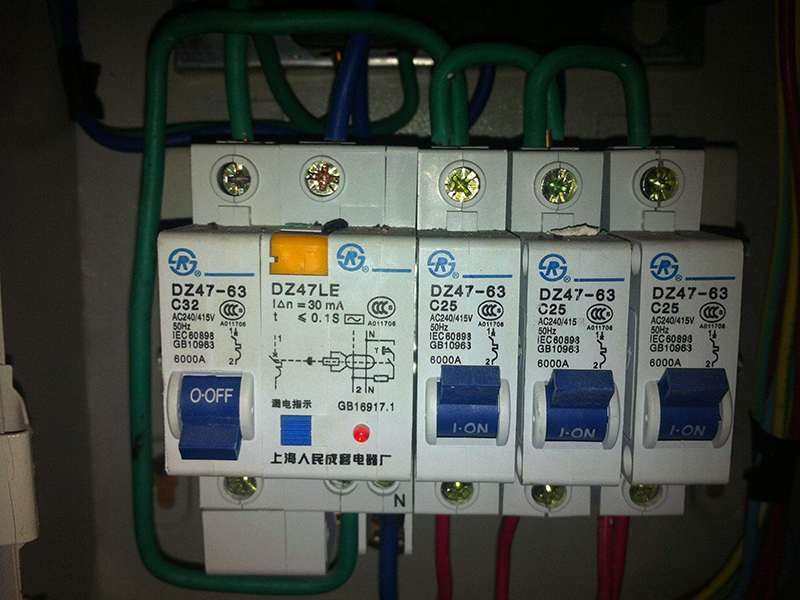  造成空開跳閘推不上去的始作俑者，原來是它們